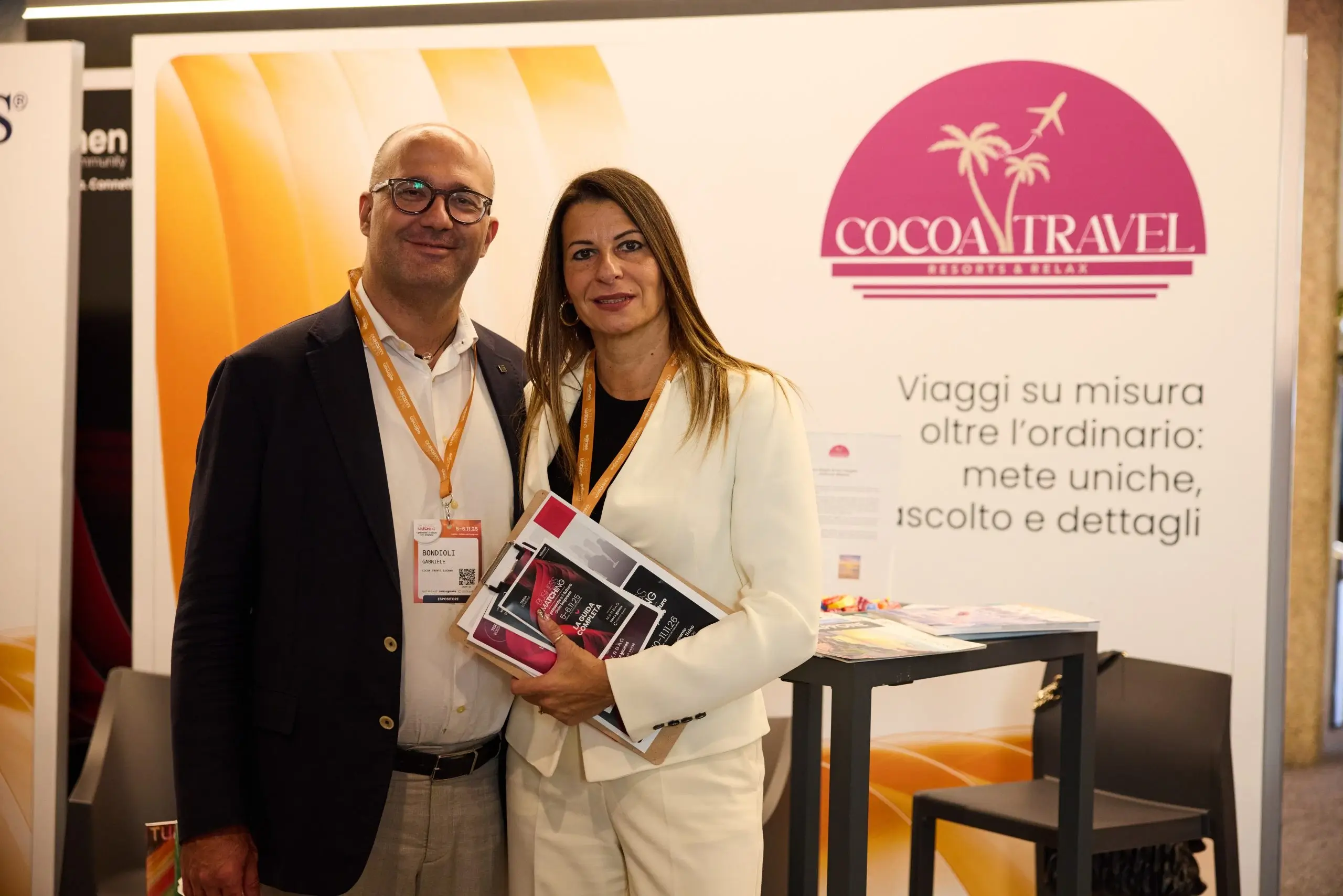 Uno stand allestito con visitatori davanti