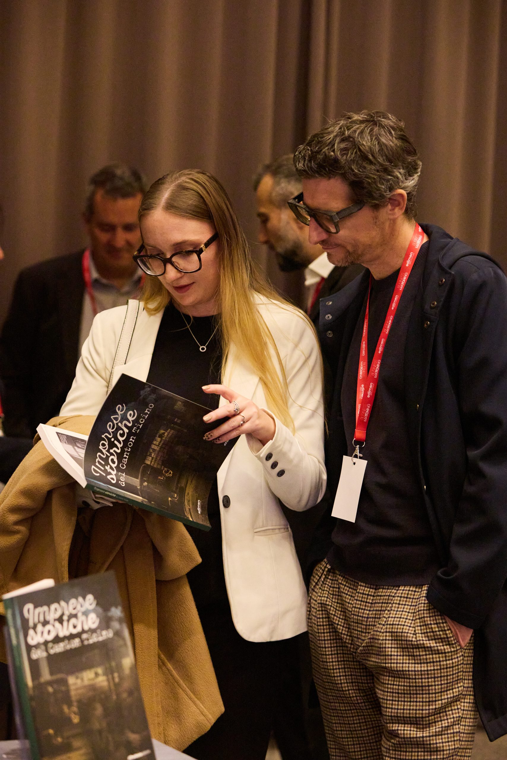 Imprenditore in conversazione durante l'evento